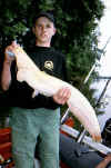 Un piccolo albino catturato da un giovane pescatore